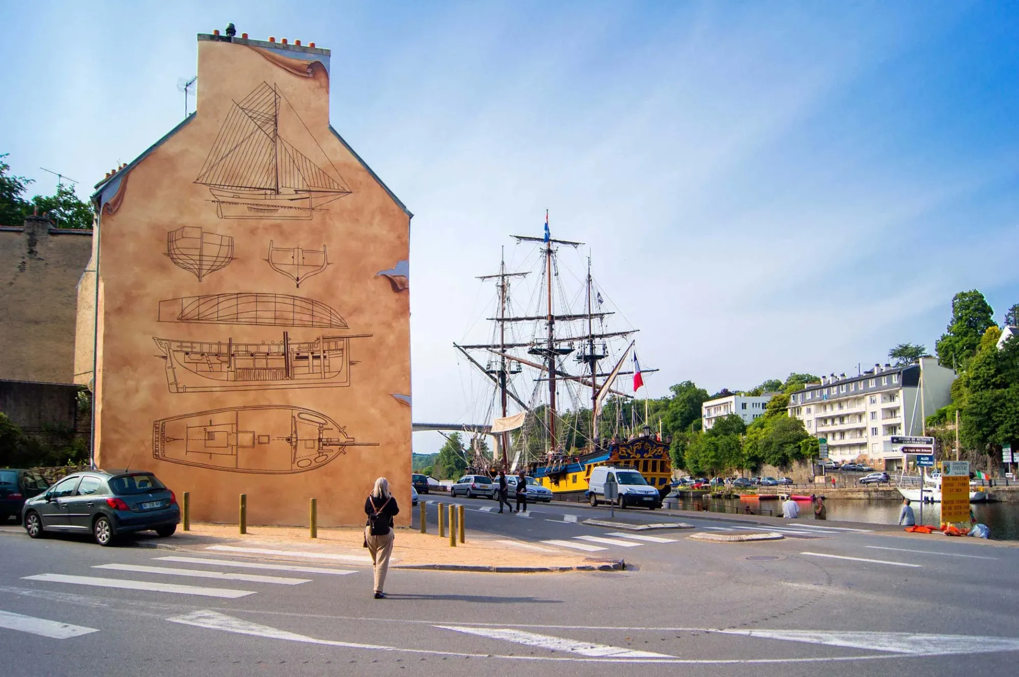 Fresque monumentale illustration: plan d'architecture navale peinte sur le port à Morlaix